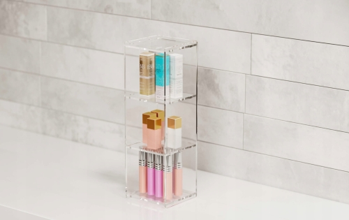 Gablotka witryna stojąca z przezroczystej plexi z kosmetykami