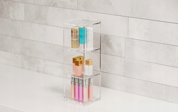 Gablotka witryna stojąca z przezroczystej plexi z kosmetykami