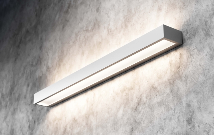 Kinkiet ścienny ASTRA 800 w kolorze aluminium na betonowej ścianie