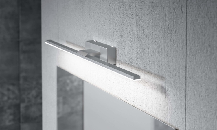 Kinkiet ścienny MODENA 600 w kolorze aluminium nad obrazem