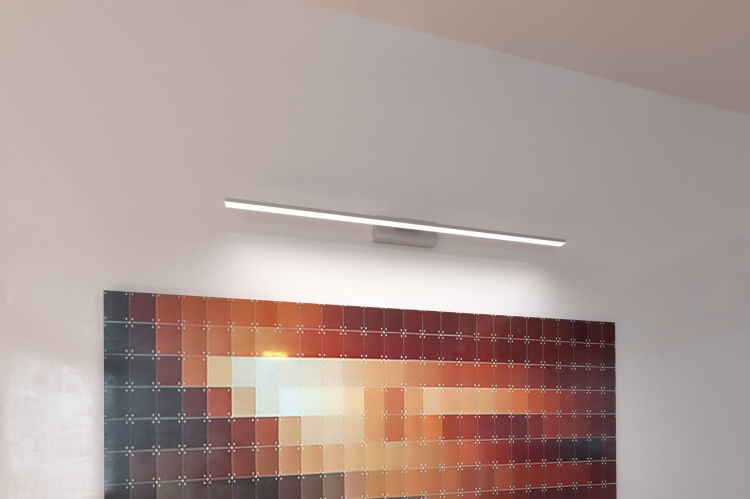 Kinkiet ścienny MODENA 800 w kolorze aluminium nad obrazem