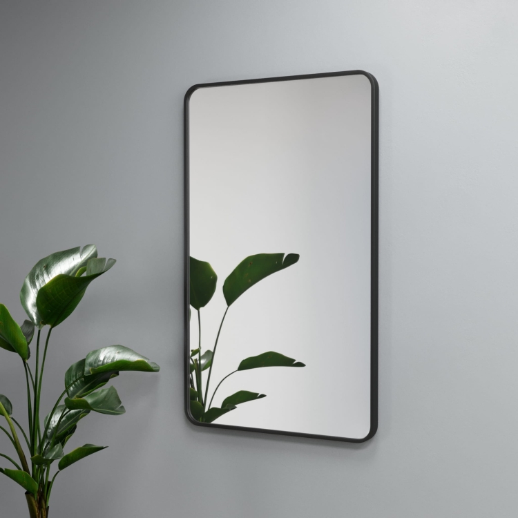 Lustro z zaokrąglonymi rogami BONITA w czarnej ramie