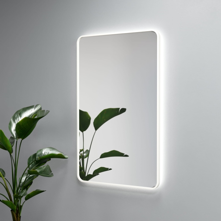 Lustro BONITA PLUS z zaokrąglonymi rogami w białej ramie z oświetleniem LED