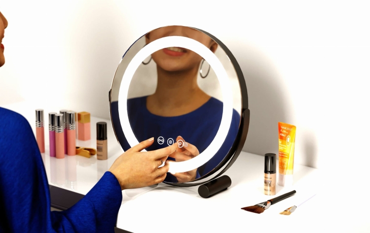 Okrągłe lusterko kosmetyczne z oświetleniem LED na toaletce