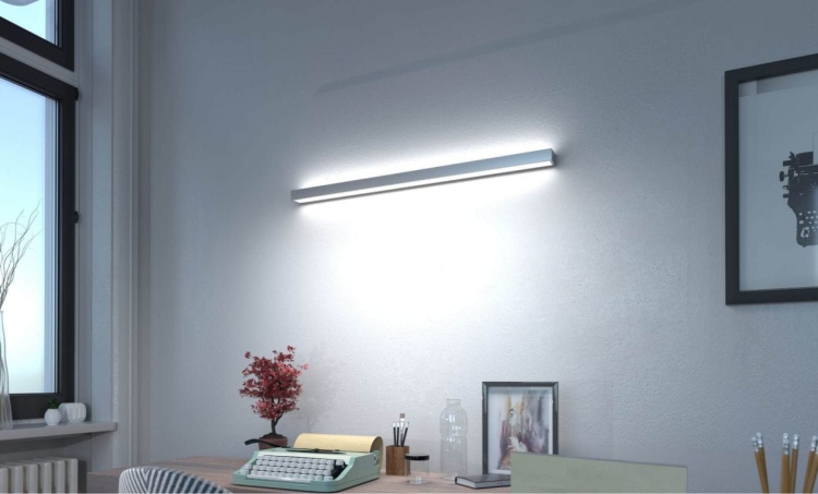 Kinkiet ścienny ASTRA 800 w kolorze aluminium w pokoju