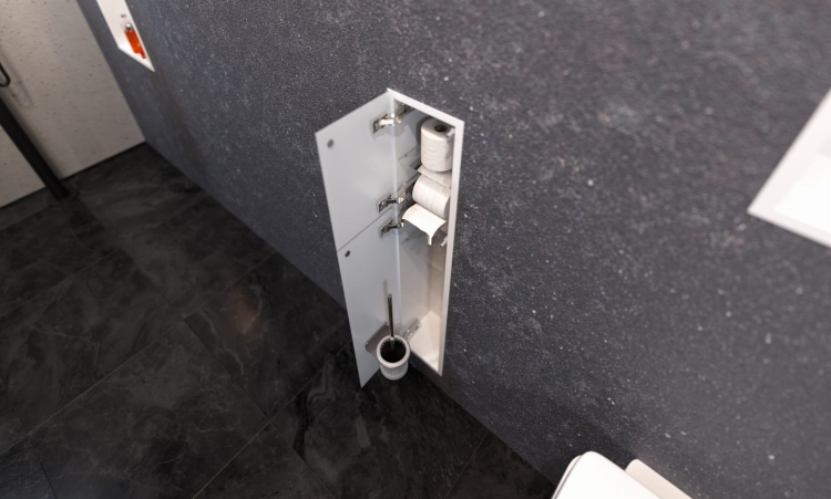 Schowek WC na szczotkę i papier toaletowy BIAŁY SZKLANE DRZWI WNĘKOWY FLAT 950 LEWY OUTLET w łazience